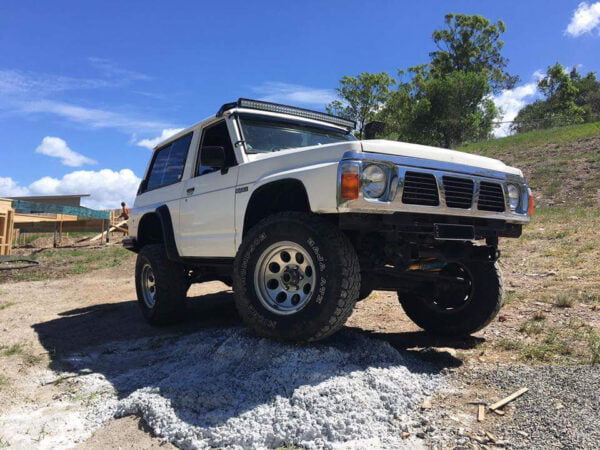 Nissan GQ Patrol – 50″ Curved Windscreen Mounting Brackets