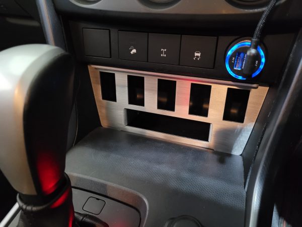 BT50 LOWER DASH SWITCH PANEL WITH UHF image 04