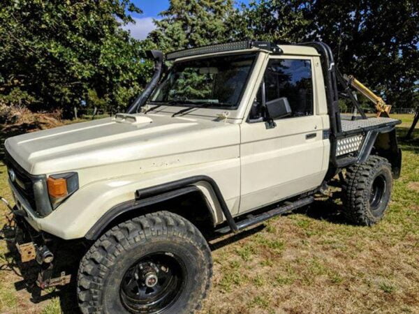 Toyota Landcruiser 75 Series 1985 ~ 2002 – 50″ Curved Windscreen Mount