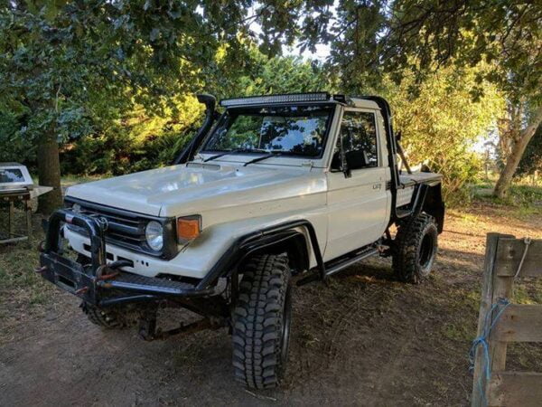 Toyota Landcruiser 75 Series 1985 ~ 2002 – 50″ Curved Windscreen Mount